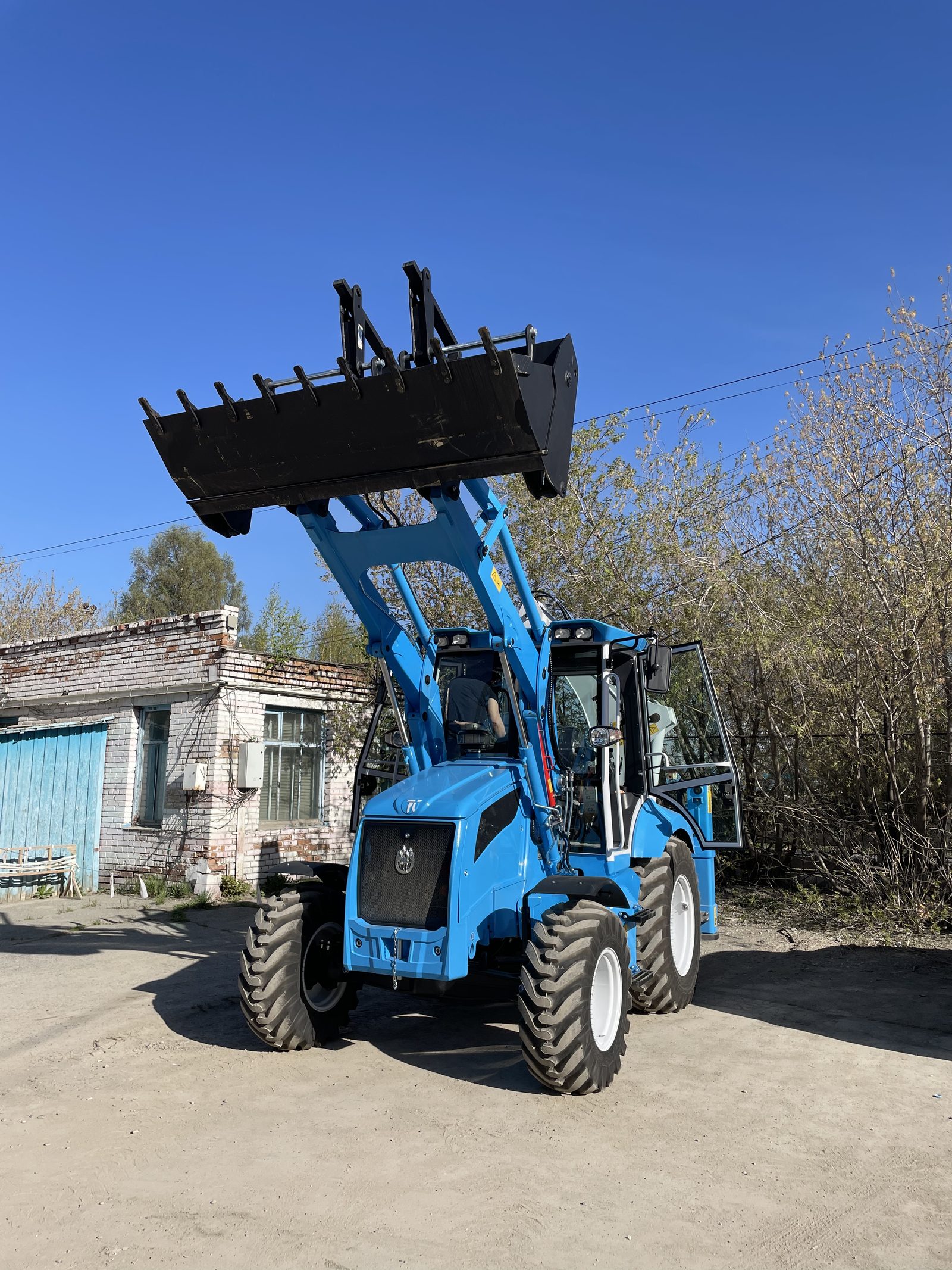 Китайский экскаватор-погрузчик после обслуживания СТИ